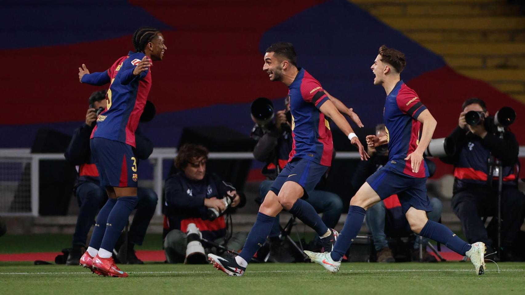 Ferran Torres celebra su gol ante Osasuna con Gavi y Balde