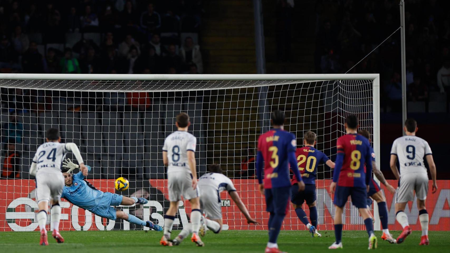 Dani Olmo tira un penalti en el Barça-Osasuna