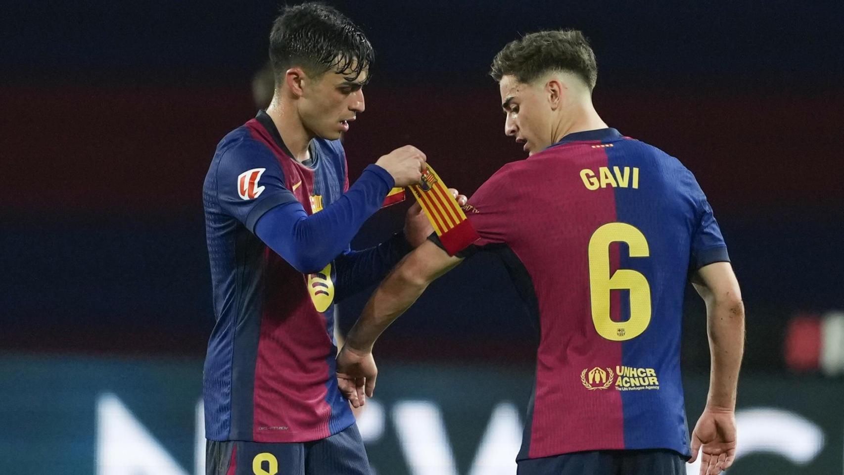 Pedri le presta el brazalete de capitán del Barça a Gavi