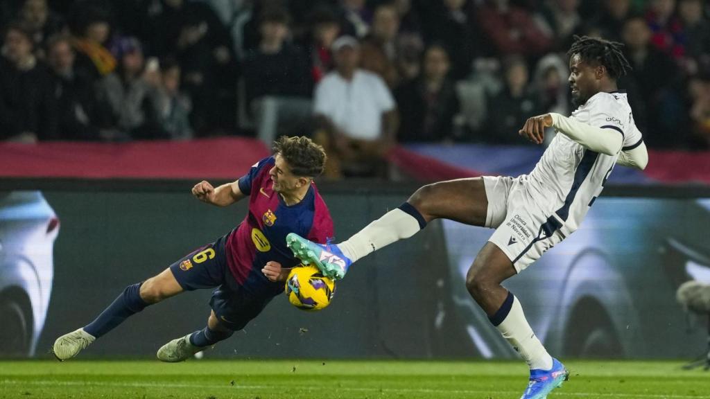 Gavi disputa un balón a poca altura con la cabeza en el Barça-Osasuna