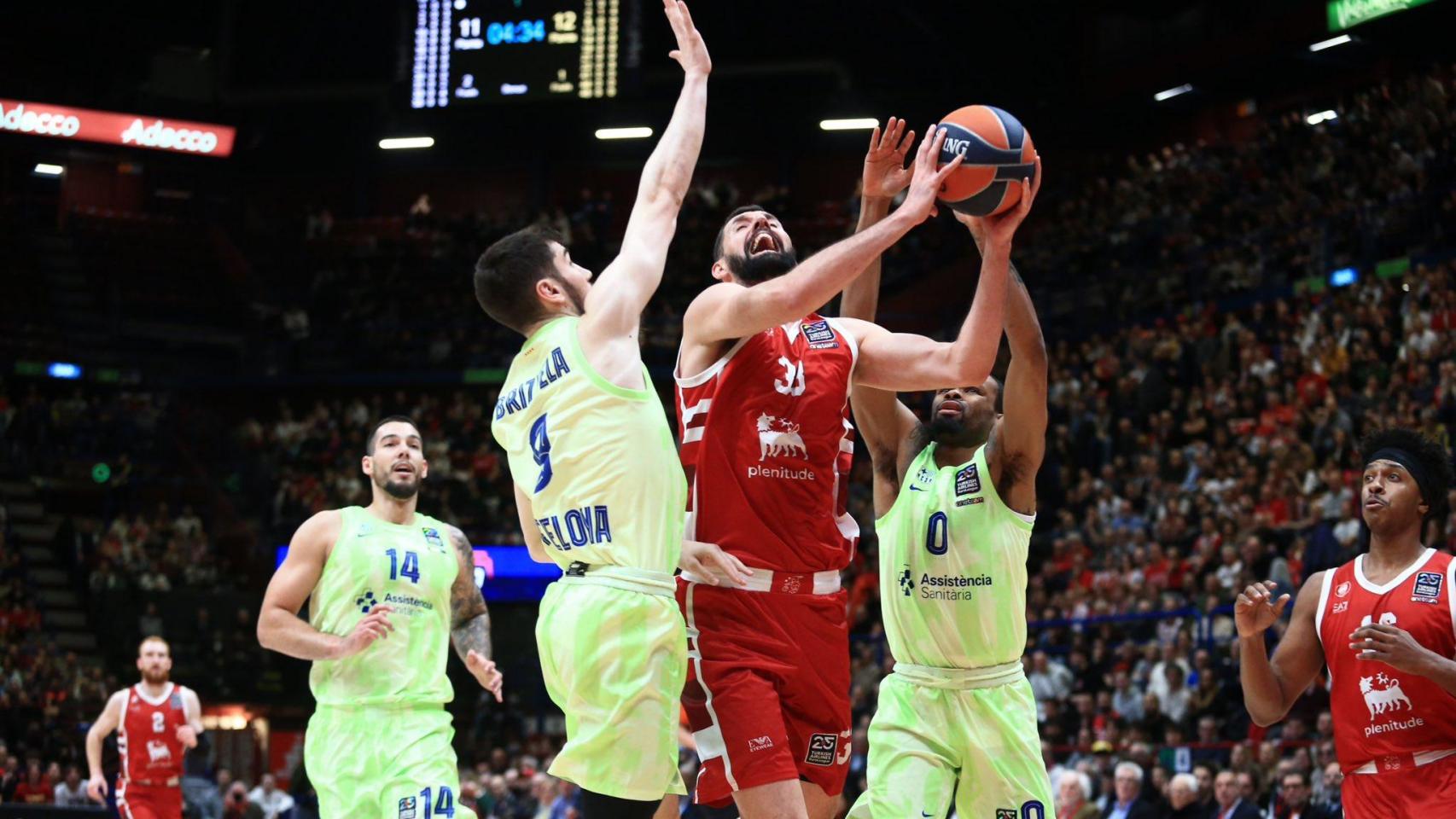 Darío Brizuela y Kevin Punter defienden a Nikola Mirotic en el Olimpia Milano-Barça de basket de Euroliga