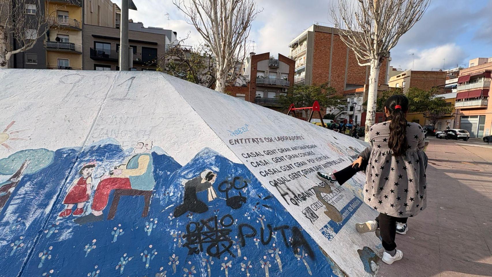 Dos niñas en la plaza de las Pirámides de Llefià, en Badalona