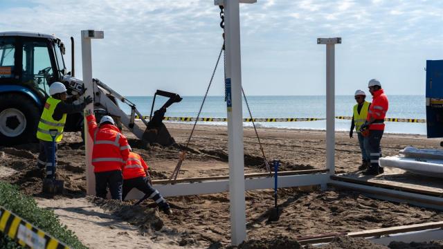 Las playas del área metropolitana de Barcelona se preparan para la temporada alta tras las lluvias