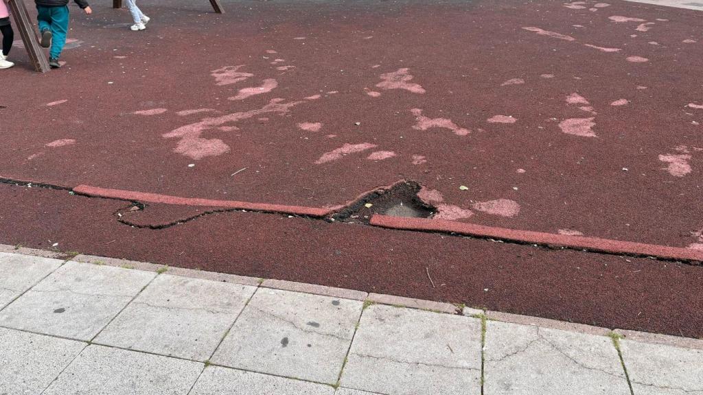 Suelo deteriorado del parque de la plaza de las Pirámides