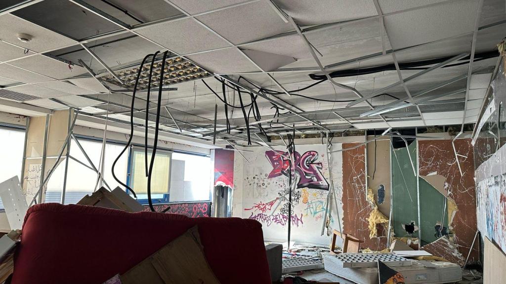 Badalona desocupa una nave industrial donde se hacían fiestas ilegales