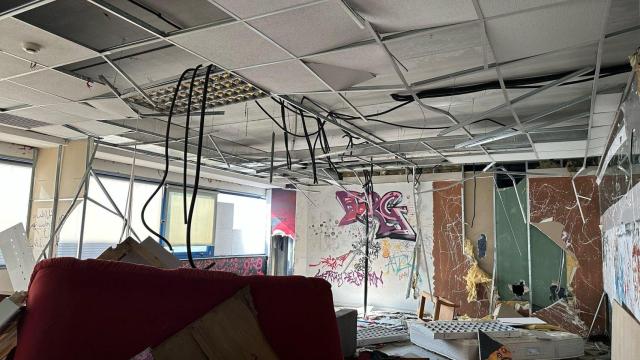 Badalona desocupa una nave industrial donde se hacían fiestas ilegales