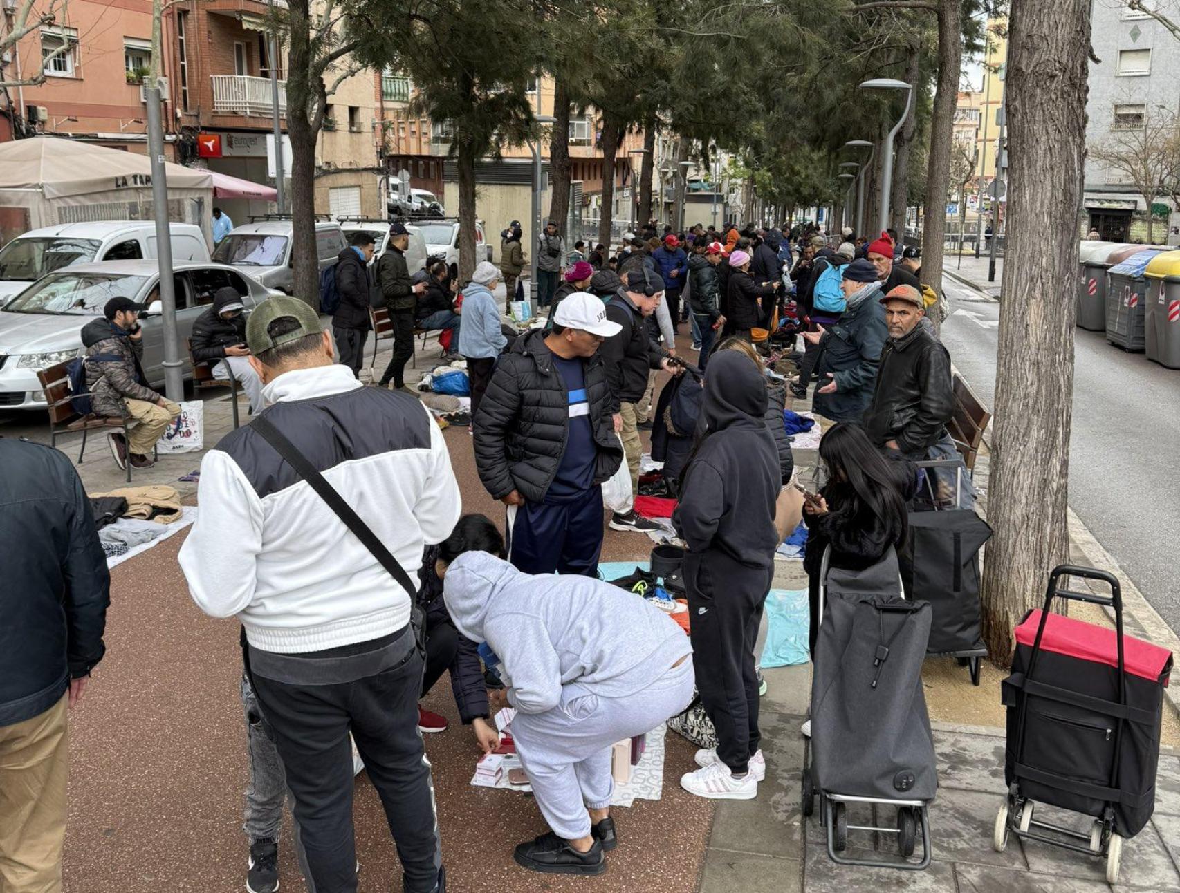 Puestos ambulantes del mercado de la miseria de Severo Ochoa en L’Hospitalet de Llobregat