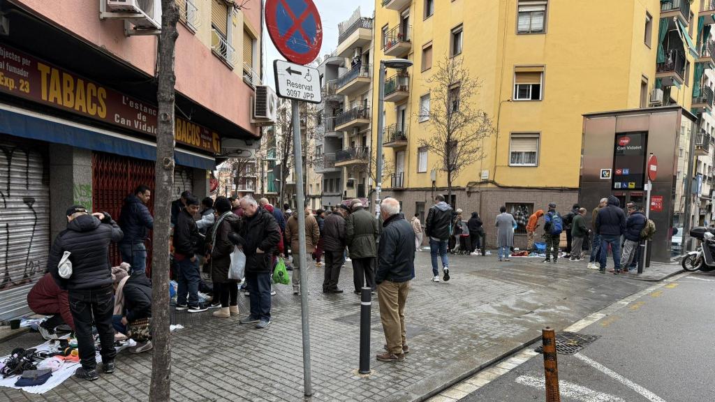 Puestos ambulantes del mercado de la miseria de Severo Ochoa en L’Hospitalet de Llobregat