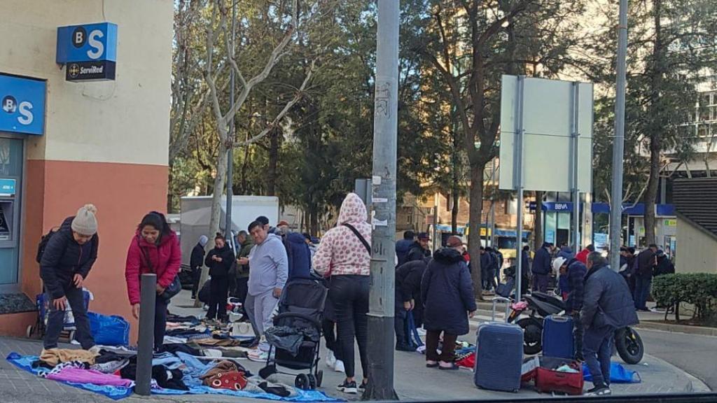 Puestos ambulantes del mercado de la miseria de Severo Ochoa en L’Hospitalet de Llobregat