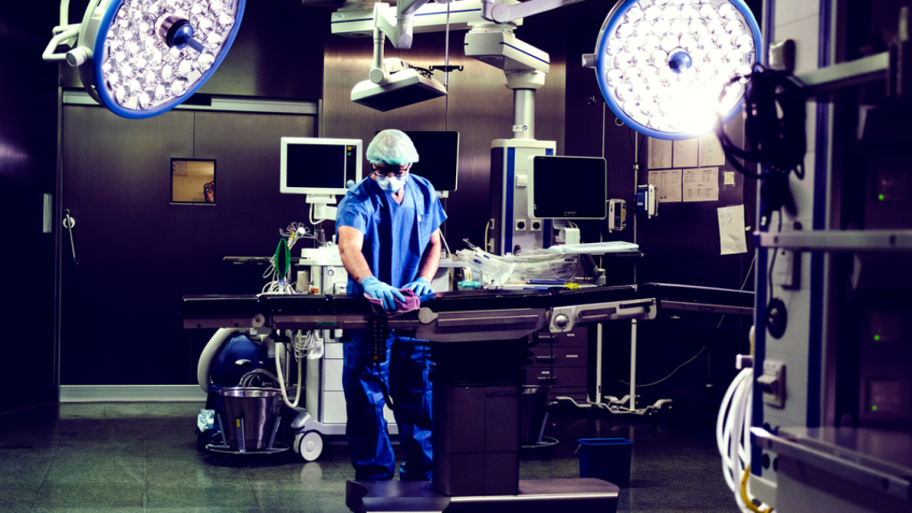 Persona limpiando un quirófano