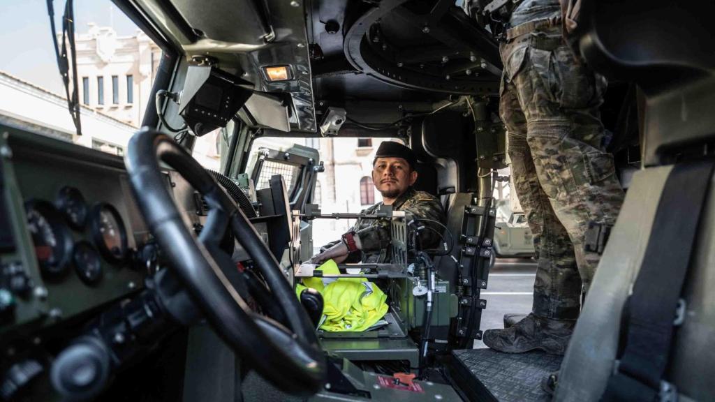 Militars a l'interior d'un VAMTAC al Cuartel del Bruch