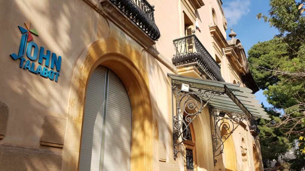 Exterior del colegio John Talabot