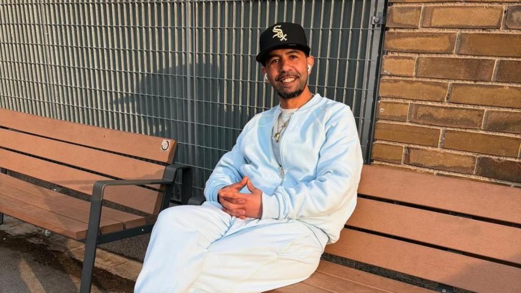 El padre de Lamine Yamal, Mounir Nasraoui, posa sentado en un banco