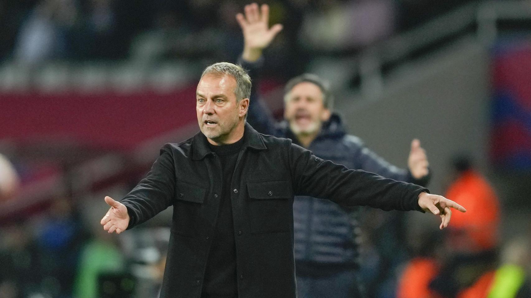 Hansi Flick da indicaciones durante el Barça-Osasuna de Liga en el Estadi Olímpic de Montjuïc