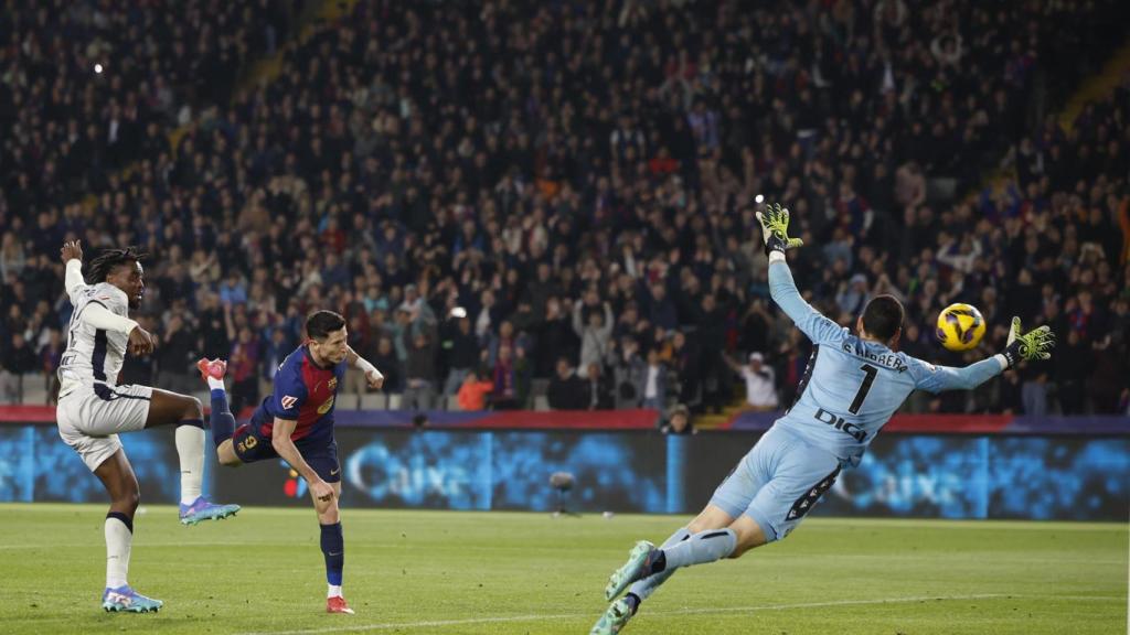 Fotogalería del Barça-Osasuna: el remate de Lewandowski que acabó en el tercer gol