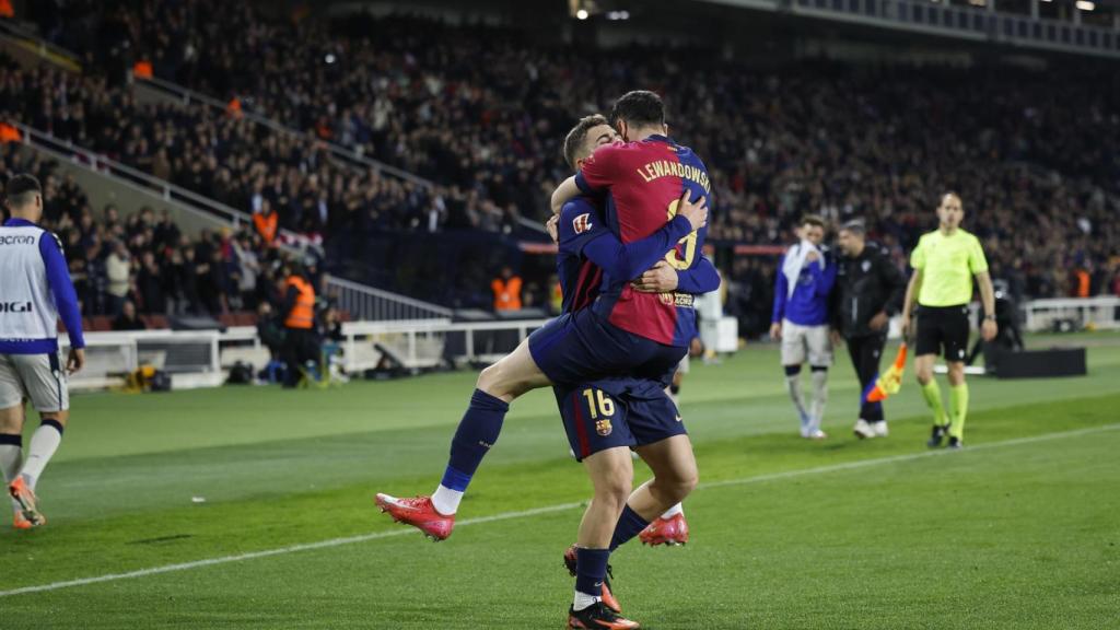 Fotogalería del Barça-Osasuna: Lewandowski celebra el tercer gol con Fermín, autor de la asistencia