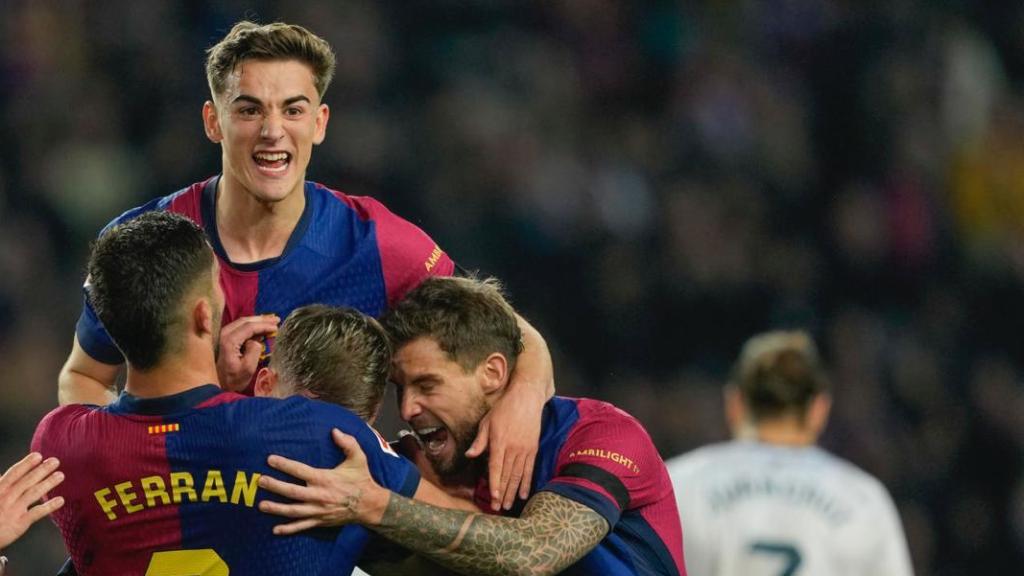 Frenkie de Jong, Ferran Torres, Gavi e Iñigo Martínez celebran un gol del Barça contra el Osasuna