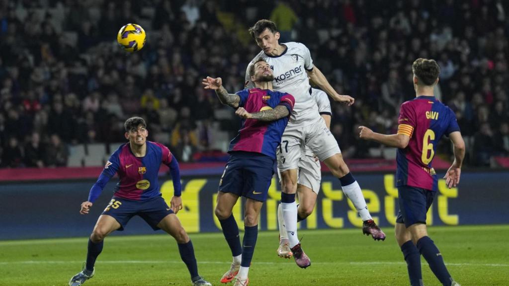 Iñigo Martínez pugna con Budimir en Montjuïc
