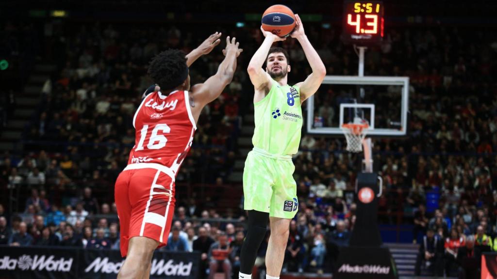 Darío Brizuela clava un triple en el Olimpia Milano-Barça de basket de Euroliga