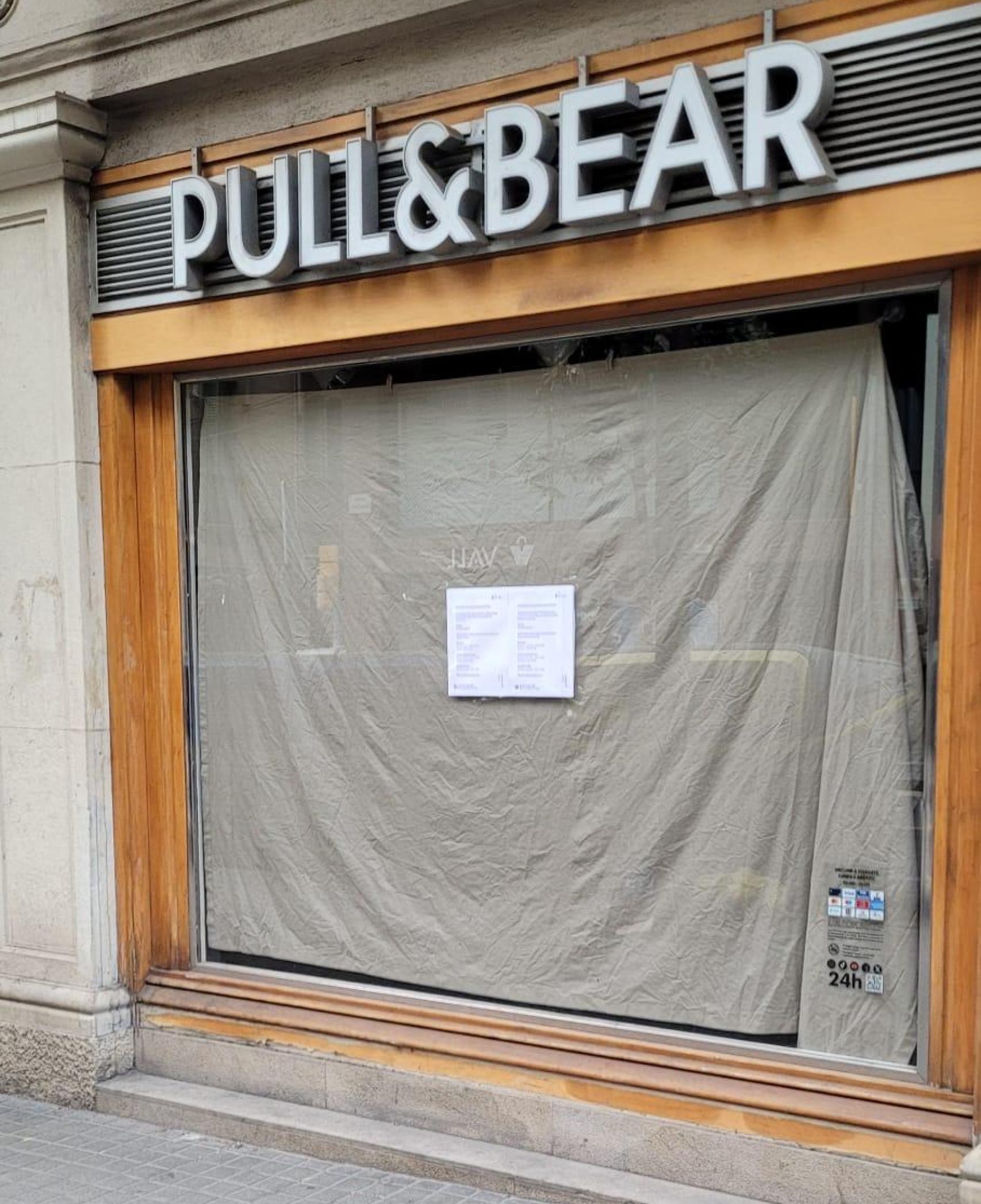 Botiga de Pull and Bear de Gran de Gràcia tancada