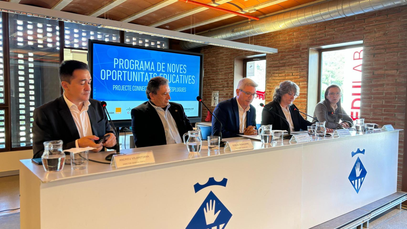 El alcalde de Esplugues, Eduard Sanz; el presidente de Telecos.cat, Gonçal Bonhomme; la responsable de Cloud  e Infraestructura Atos Iberia,  Marta Sanfeliu; el Director General Cisco, Andreu Vilamitjana y la directora General de Red MasOrange, Mónica Sala