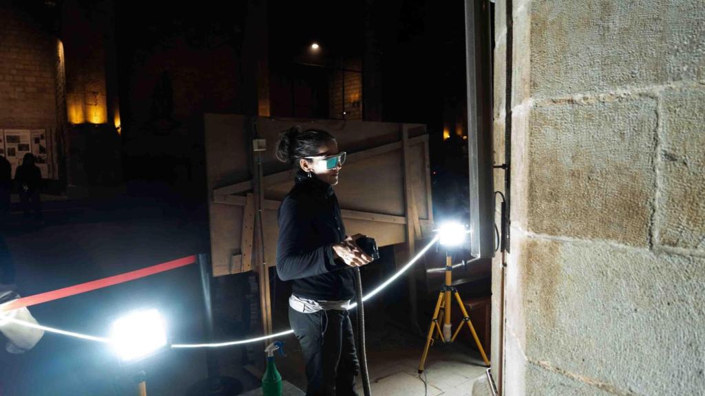 Una de les restauradores de la basílica de Santa Maria del Mar de Barcelona