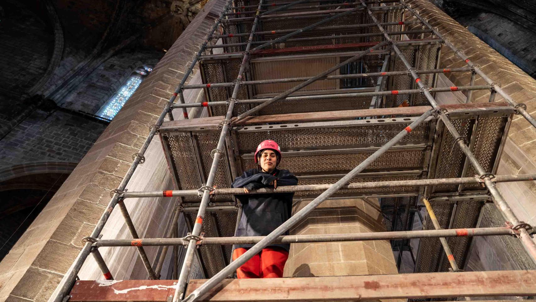 Tina, la restauradora de la basílica de Santa María del Mar de Badalona