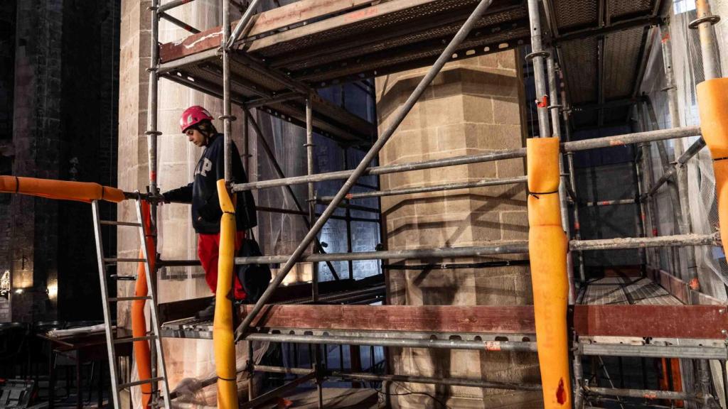 Una de les restauradores de la basílica de Santa Maria del Mar de Barcelona