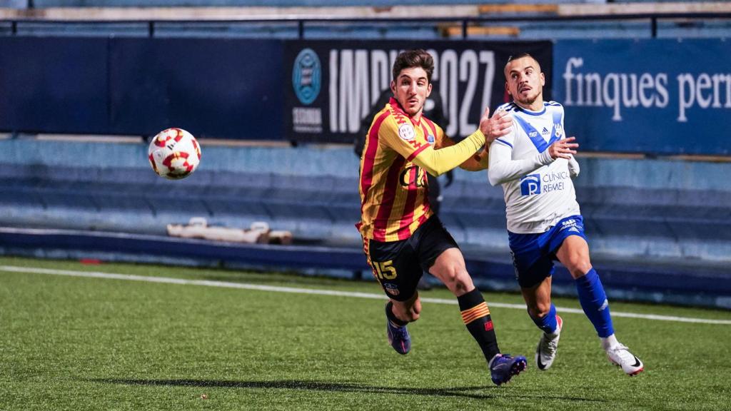 Jugadores del Europa y Sant Andreu durante el último derbi