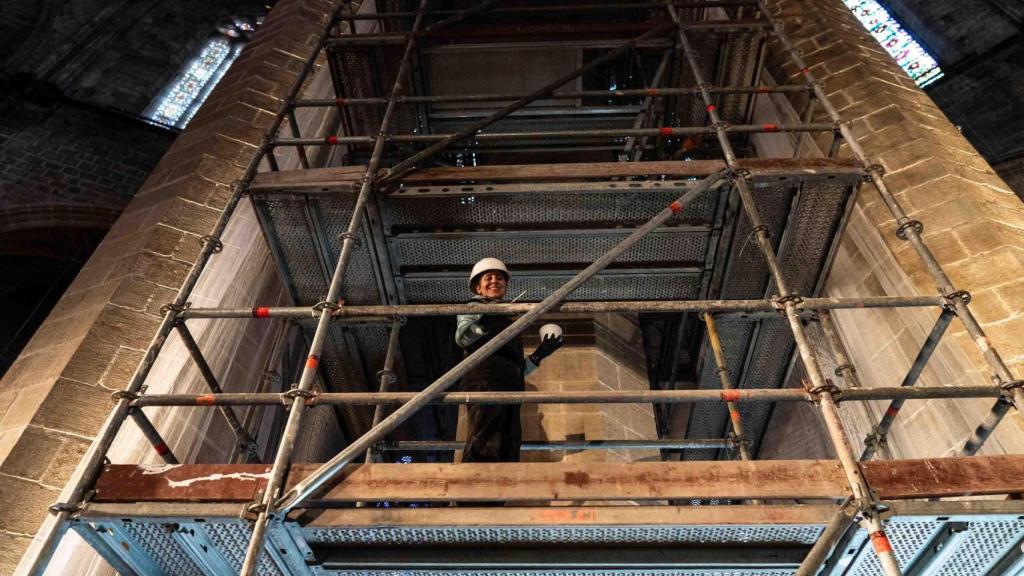 Una de les restauradores de la basílica de Santa Maria del Mar de Barcelona