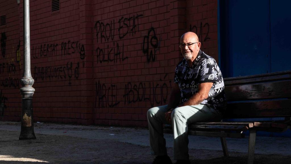 Fernando, el conserje del colegio Sant Gabriel de Sant Adrià en el paseo de la Rambleta