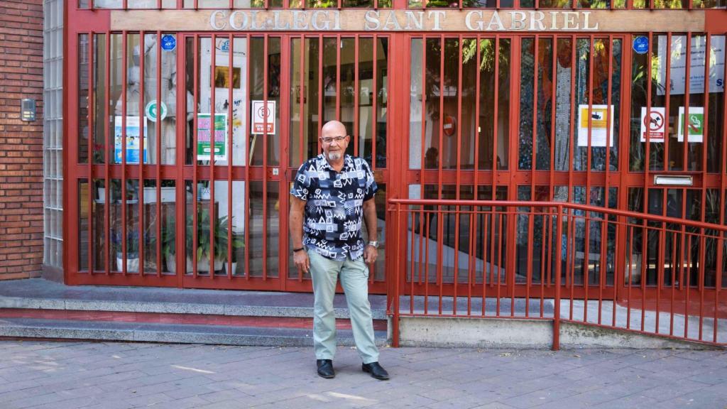 Fernando, el conserje del colegio Sant Gabriel de Sant Adrià frente a una de las puertas