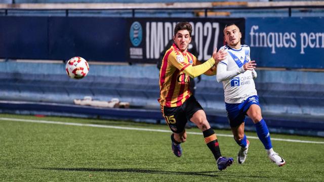 Jugadores del Europa y Sant Andreu durante el último derbi