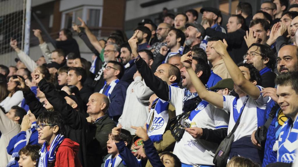 Aficionados del CE Europa durante un partido en el Nou Sardenya