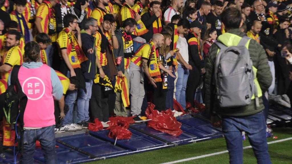 Momento de la caída de la valla en el partido de ida