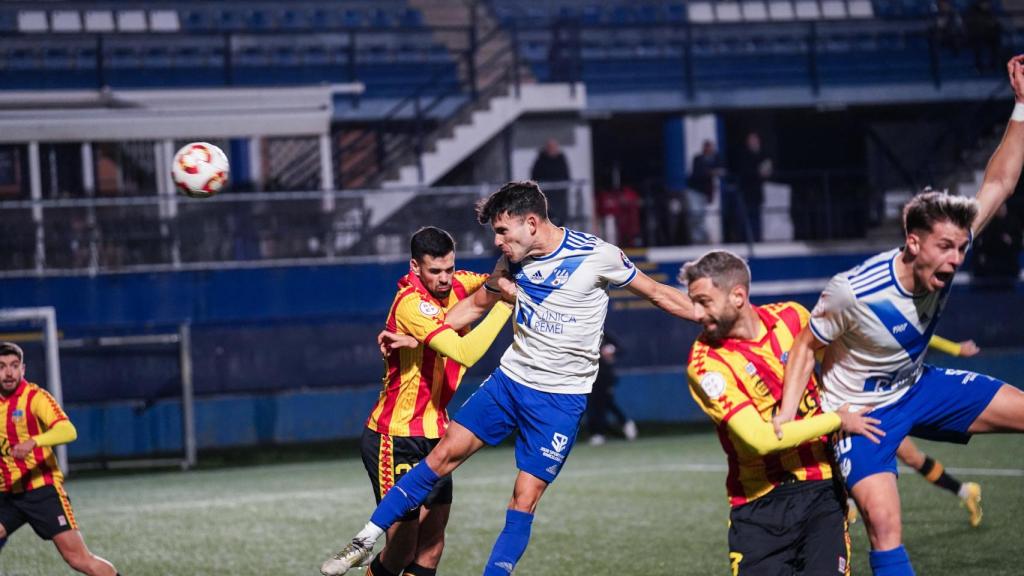 Remate a portería durante el partido CE Europa-Sant Andreu en el Nou Sardenya