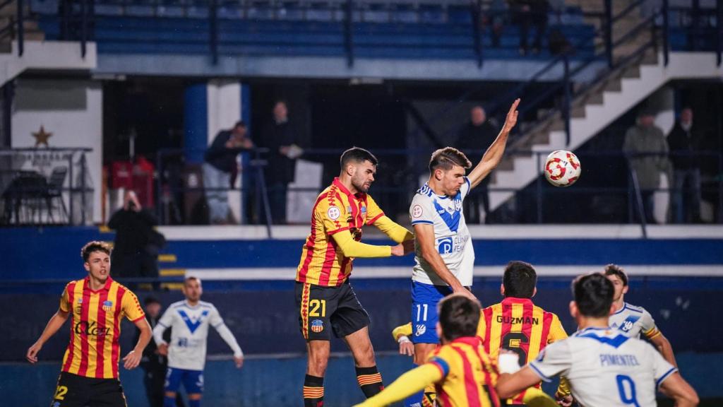 Dos jugadores del Europa y el Sant Andreu disputan un balón