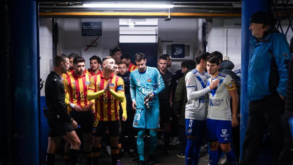 Jugadores del Europa y Sant Andreu en el túnel de vestuarios
