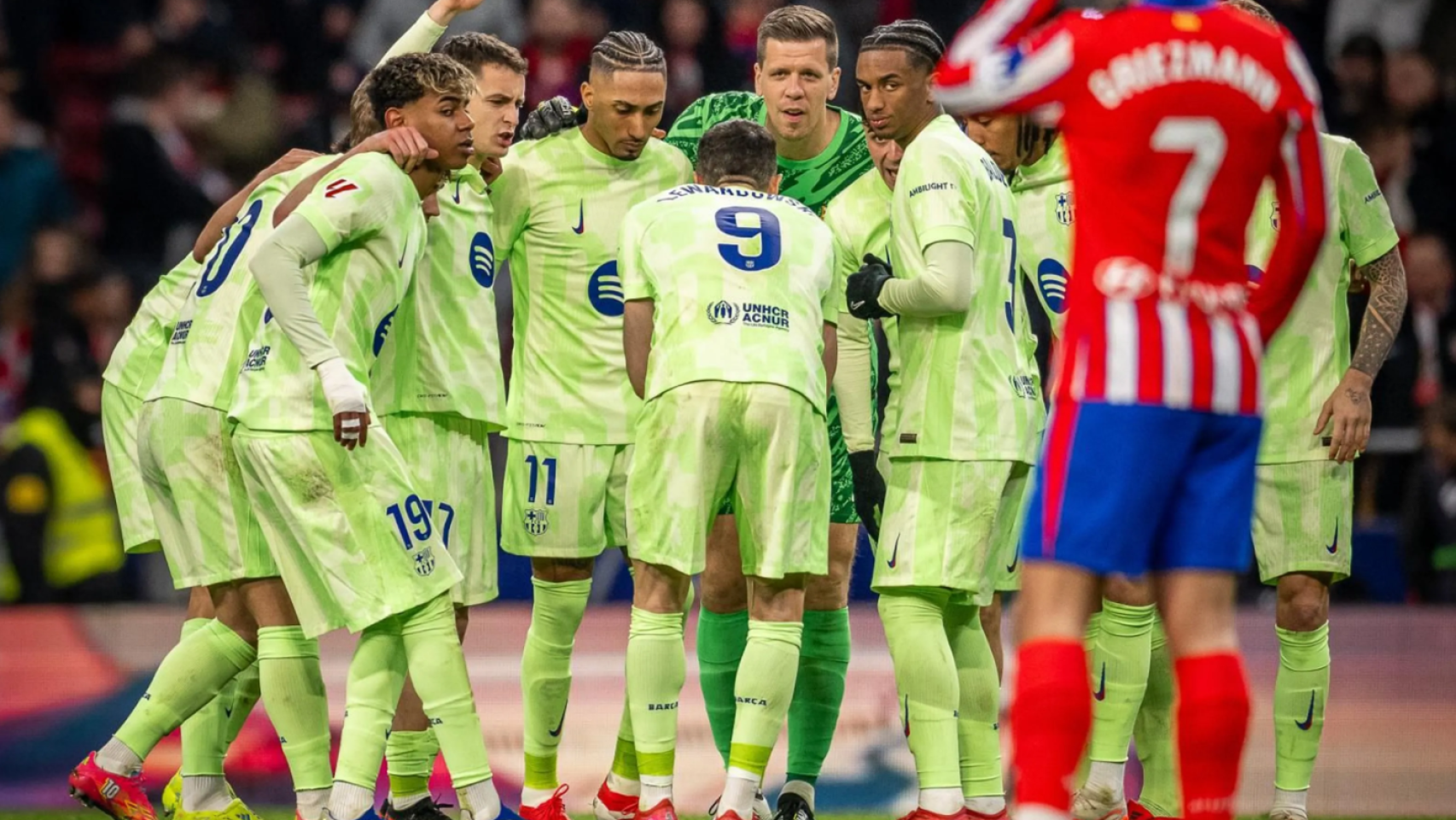 Wojciech Szczesny da una charla a los jugadores del Barça a pie de campo contra el Atlético de Madrid