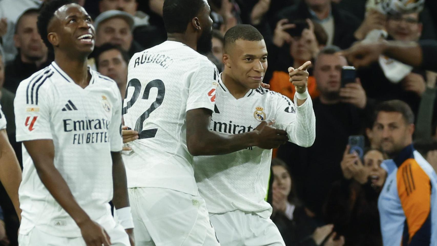 Kylian Mbappé, eufórico junto a Antonio Rüdiger y Vinicius Jr tras marcar el gol de la victoria contra el Leganés