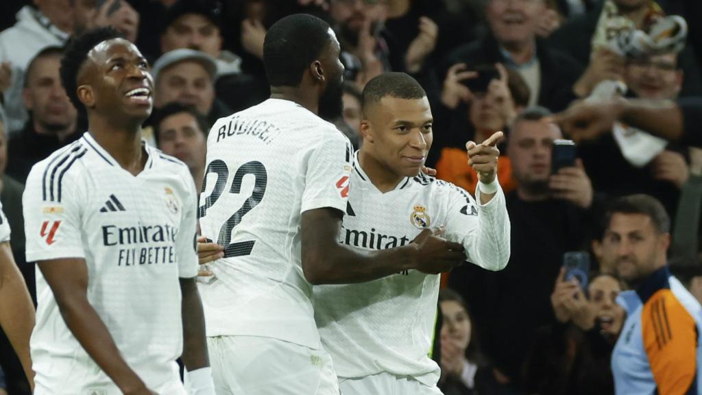 Kylian Mbappé, eufórico junto a Antonio Rüdiger y Vinicius Jr tras marcar el gol de la victoria contra el Leganés