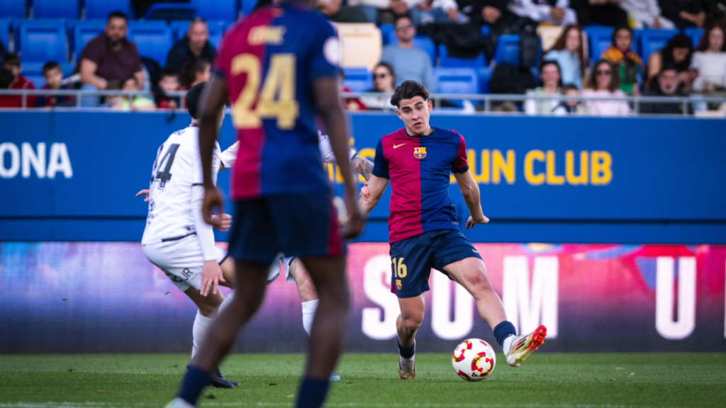 Toni Fernández controla el balón en el Barça B-Cultural Leonesa