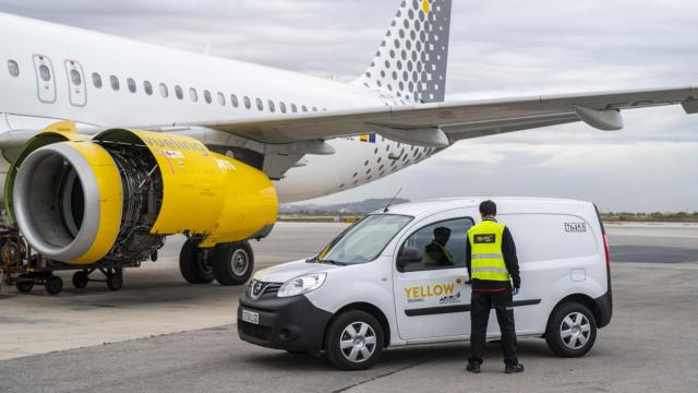 Trabajador de Nayak junto a un avión de Vueling