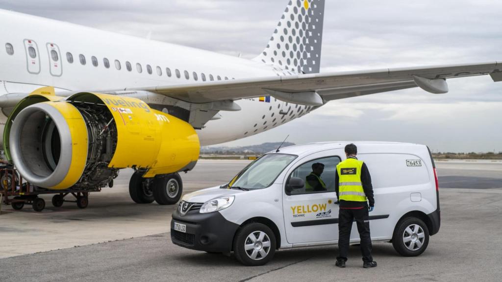 Trabajador de Nayak junto a un avión de Vueling
