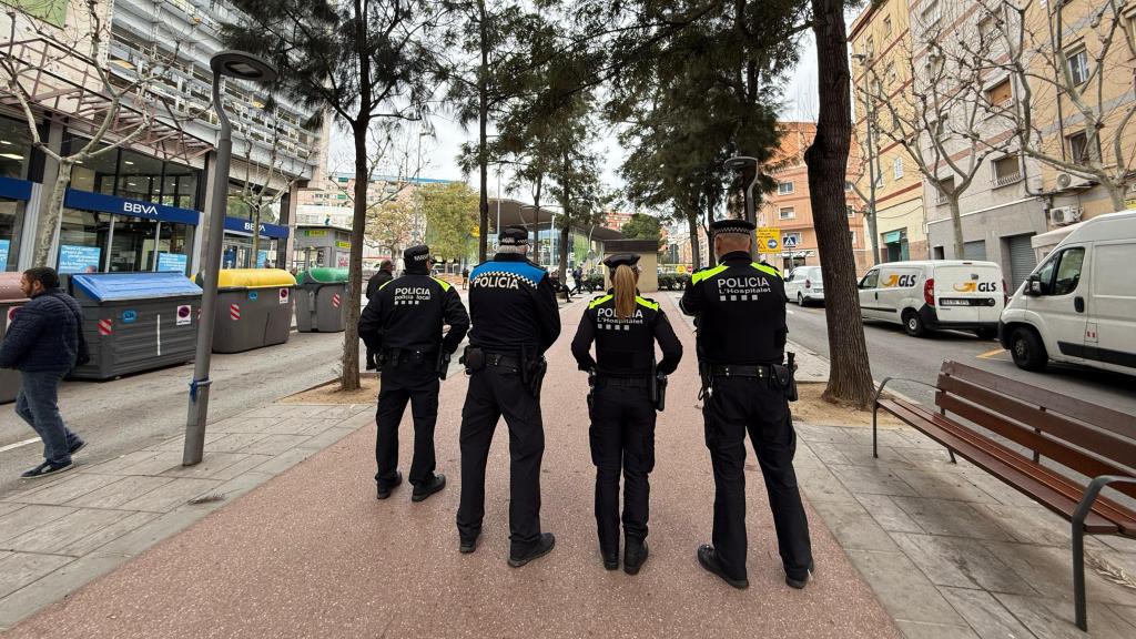 Agentes de la Policía Local de L’Hospitalet de Llobregat en la avenida Severo Ochoa