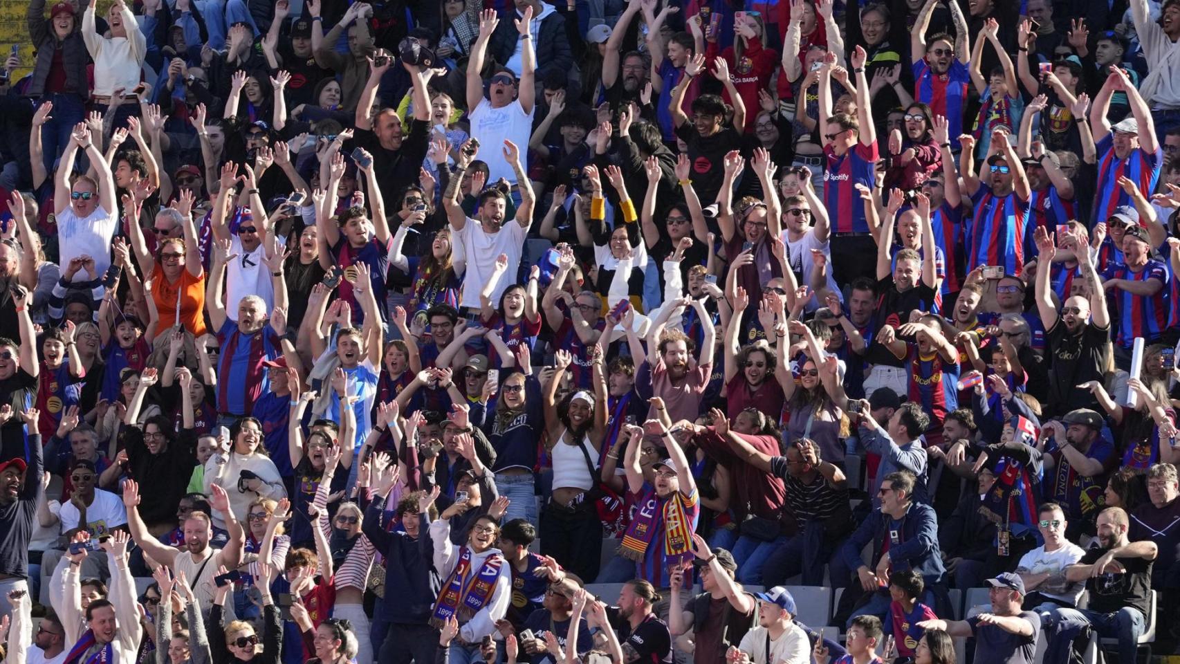 La afición del Barça hace la ola en el Estadi Olímpic de Montjuïc, durante el derbi Barça-Girona
