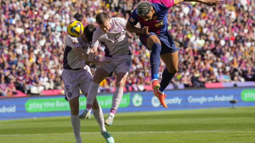 Cabezazo de Araujo que despejo Gazzaniga