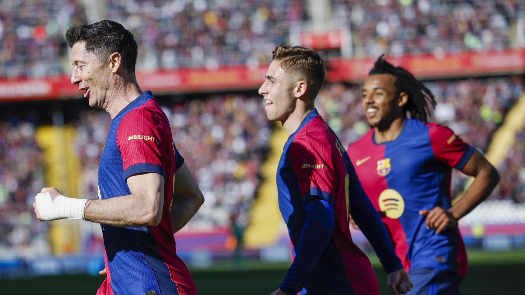 Lewandowski, Fermín y Koundé celebran el tercer gol del Barça