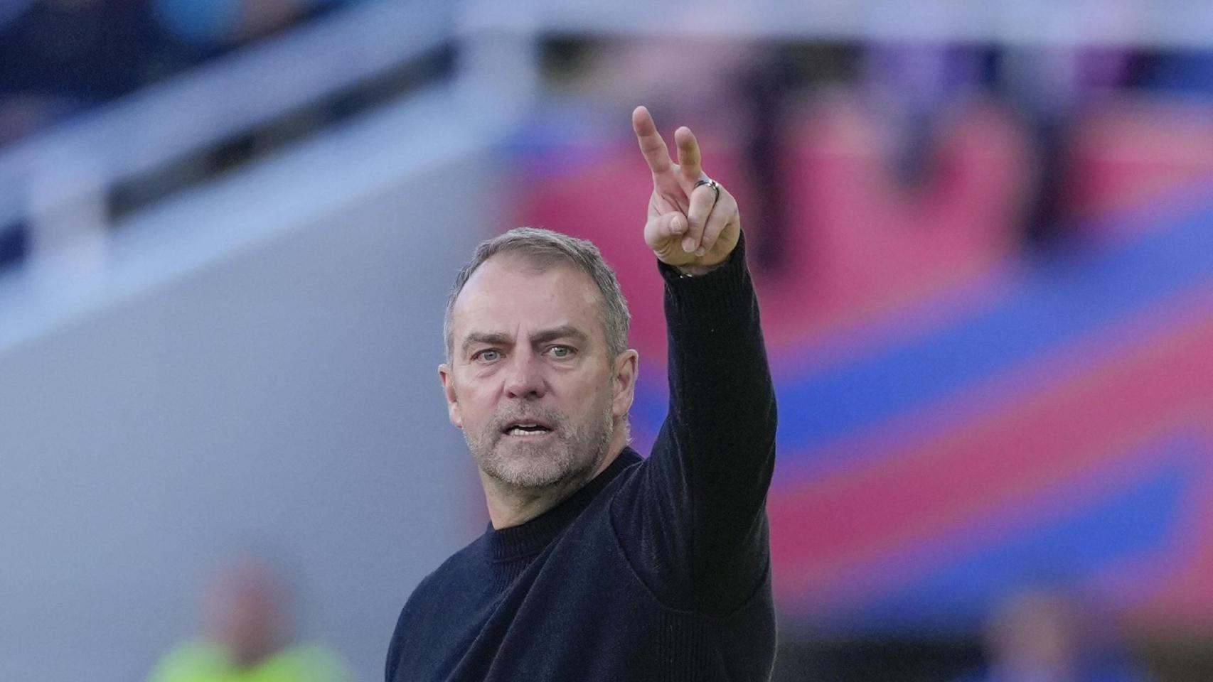 Hansi Flick da instrucciones a los jugadores del Barça contra el Girona