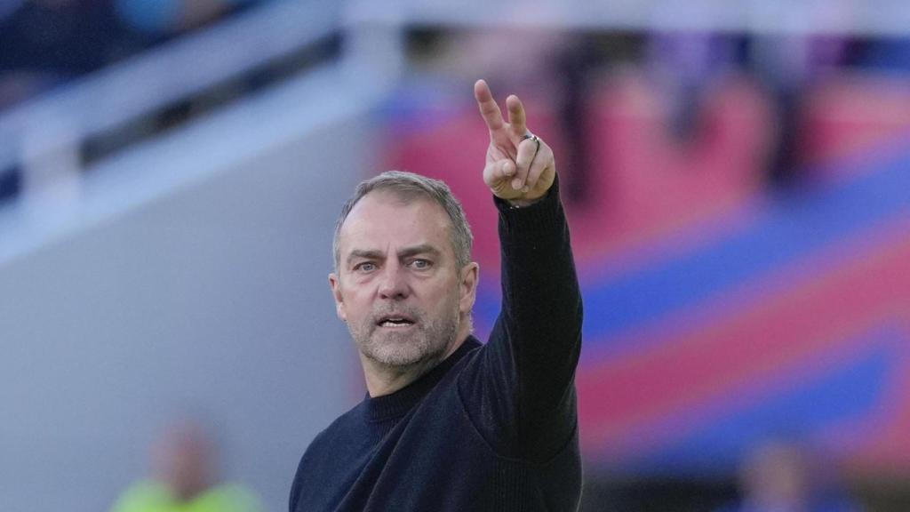 Hansi Flick da instrucciones a los jugadores del Barça contra el Girona